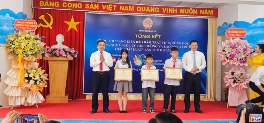 Ban tổ chức trao Bằng khen của Bộ GD&ĐT cho 3 học sinh đạt giải Nhất.