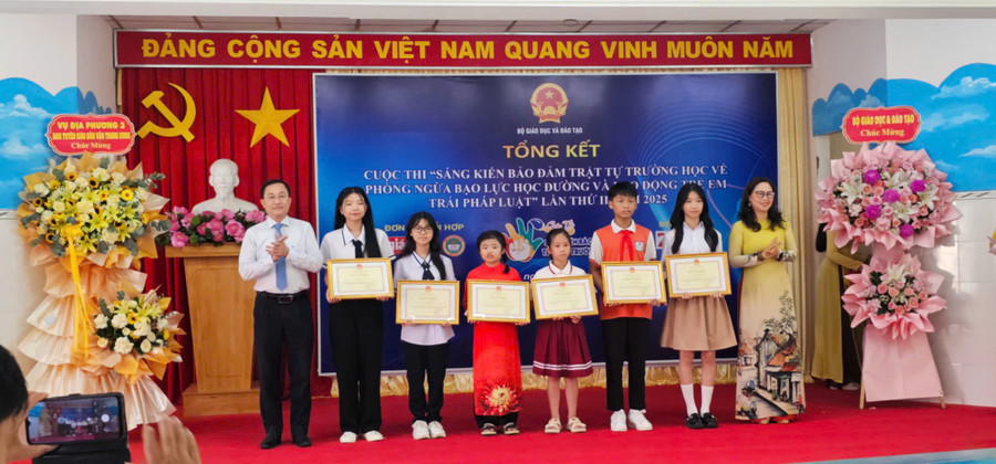 Các học sinh đạt giải Nhì nhận Bằng khen của Bộ GD&ĐT. trao-giai-cuoc-thi-4.jpg