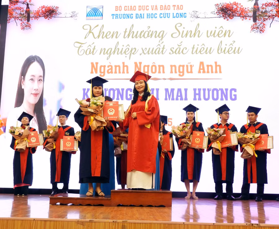 TS Đặng Thị Ngọc Lan - Phó Hiệu trưởng Trường ĐH Cửu Long trao giấy khen và bằng tốt nghiệp cho tân khoa tốt nghiệp xuất sắc tiêu biểu.