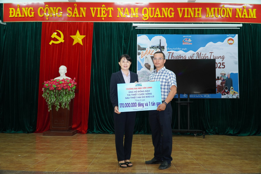 PGS.TS Nguyễn Kim Quyên, Chủ tịch Công đoàn cơ sở Trường ĐH Cửu Long trao hỗ trợ tới đại diện lãnh đạo xã Tuy An Tây.