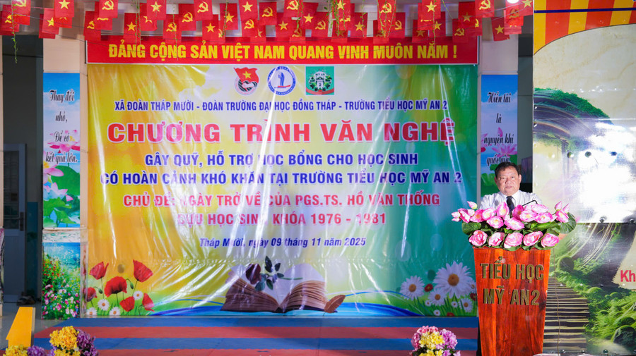 PGS.TS Hồ Văn Thống - Hiệu trưởng Trường ĐH Đồng Tháp (cựu HS Trường Tiểu học Mỹ An 2, khóa 1976 - 1981) chia sẻ tại chương trình văn nghệ gây quỹ.