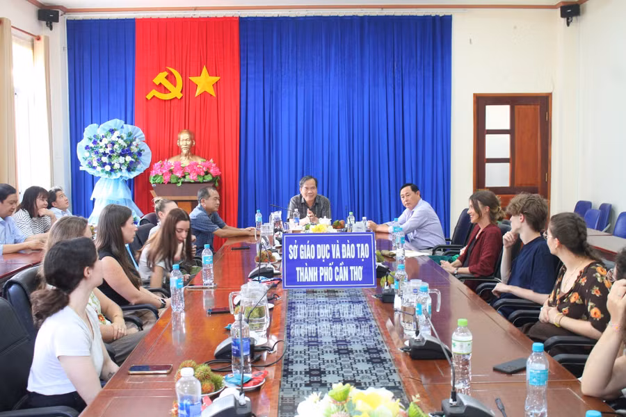 Lãnh đạo Sở GD&ĐT TP Cần Thơ tiếp và làm việc các sinh viên Pháp.