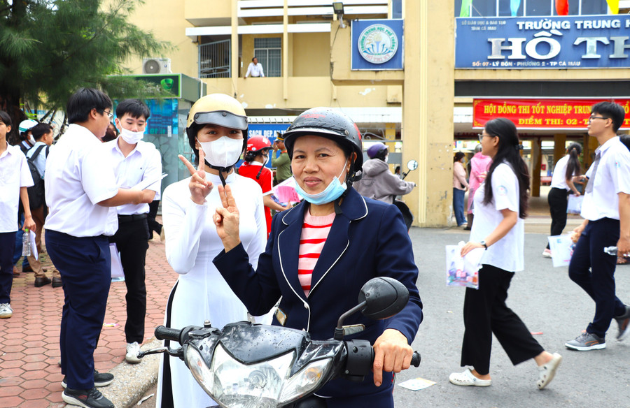 Thí sinh tại điểm thi Trường THPT Hồ Thị Kỷ, TP Cà Mau. thi-sinh-ca-mau-5.jpg