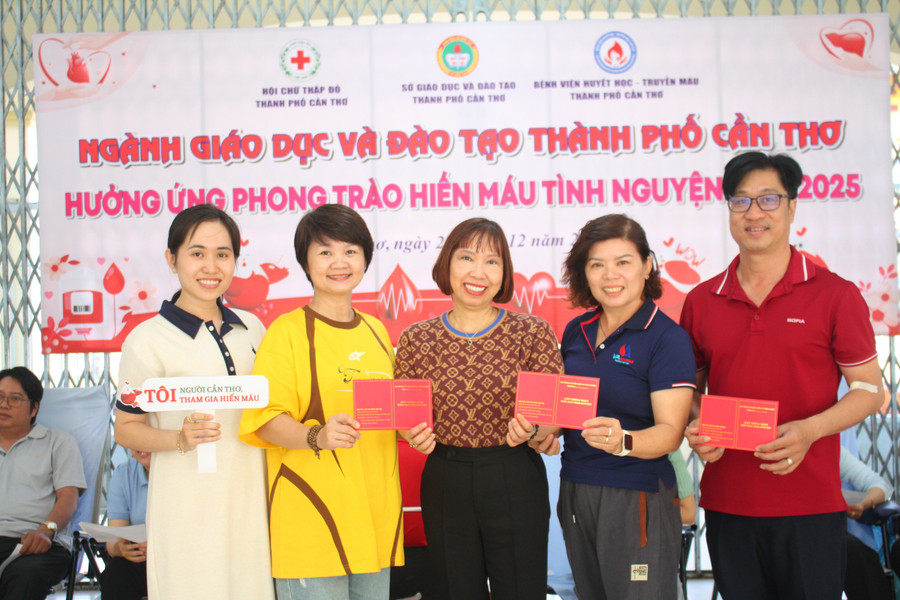 Công chức, viên chức, người lao động ngành GD&ĐT TP Cần Thơ cùng tham gia hiến máu tình nguyện năm 2025.
