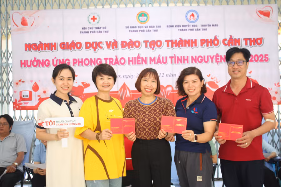 Công chức, viên chức, người lao động ngành GD&ĐT TP Cần Thơ cùng tham gia hiến máu tình nguyện năm 2025.