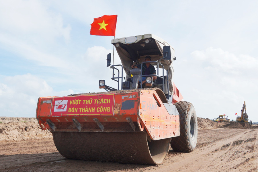 Thi công trên công trường cao tốc Cần Thơ - Cà Mau. (Ảnh: Yến Phương) cao-toc-2.jpg