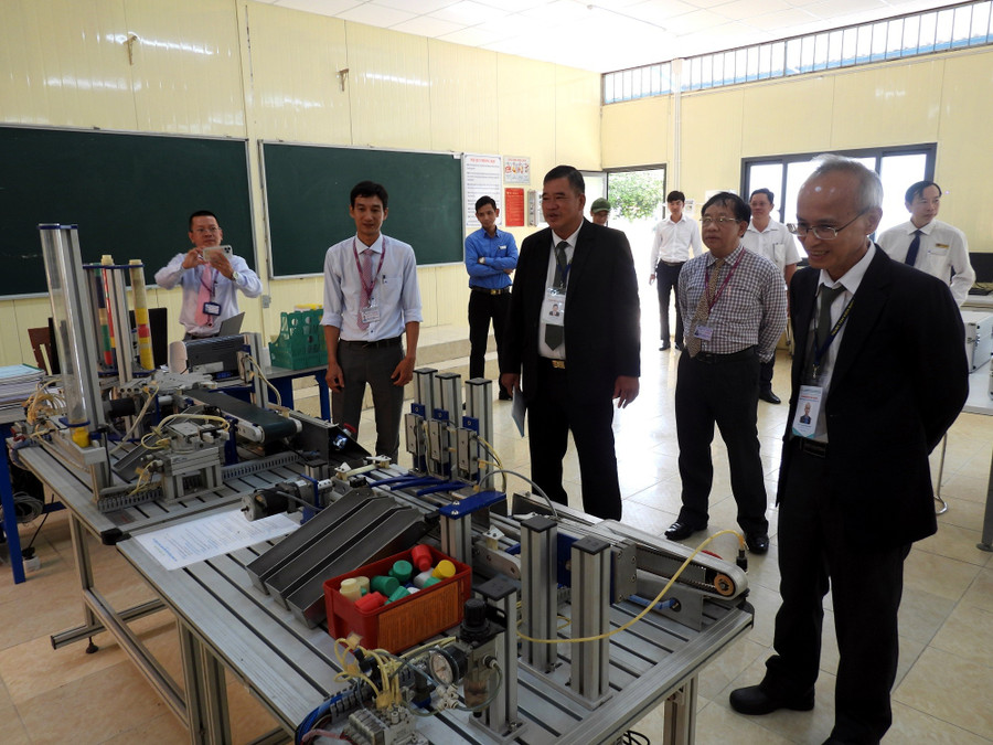 Đoàn đánh giá ngoài khảo sát tại phòng thực hành Điện - Điện tử của Khoa Kỹ thuật công nghệ, Trường ĐH Cửu Long.