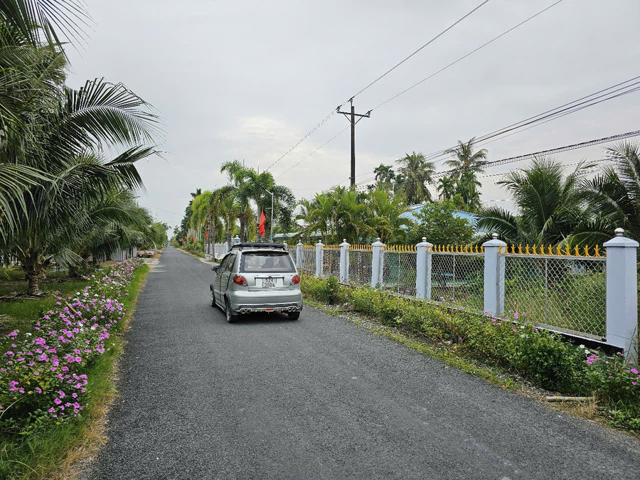 Đường giao thông nông thôn được đầu tư xây dựng khang trang. nong-thon-moi-3.jpg