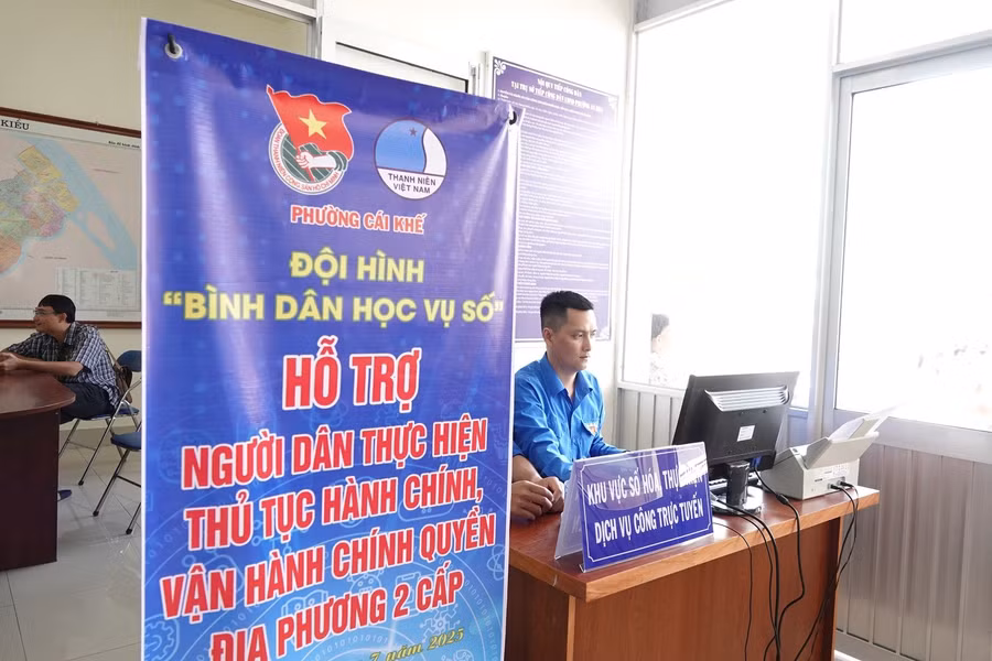 Đội hình "Bình dân học vụ số" hỗ trợ người dân thực hiện các thủ tục hành chính.