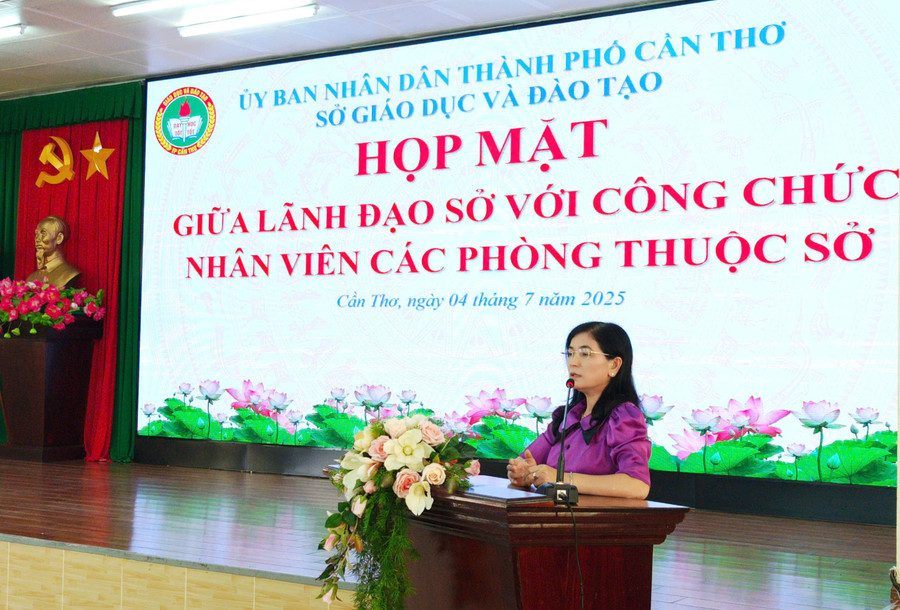 Bà Trần Thị Huyền, quyền Giám đốc Sở GD&ĐT TP Cần Thơ phát biểu tại buổi họp mặt.