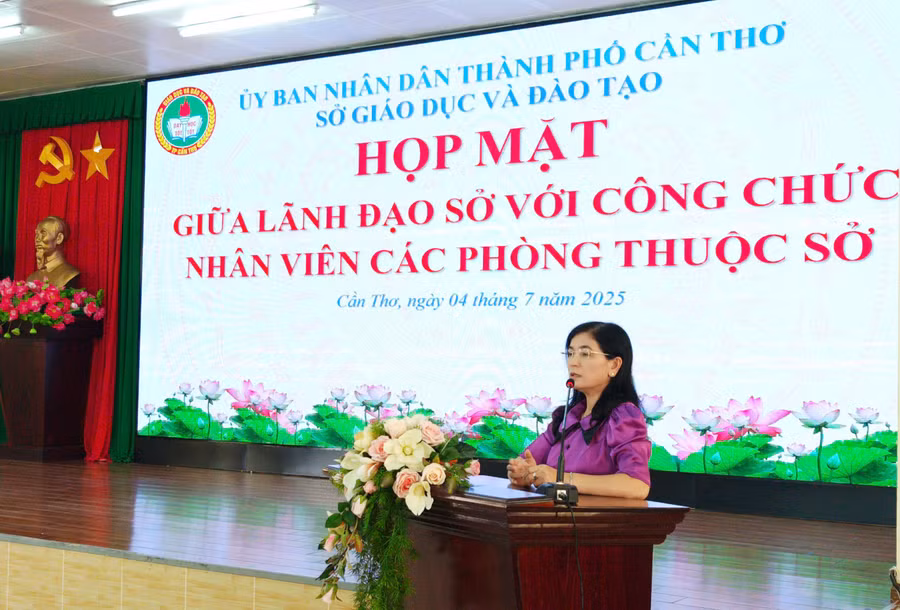 Bà Trần Thị Huyền, quyền Giám đốc Sở GD&ĐT TP Cần Thơ phát biểu tại buổi họp mặt.