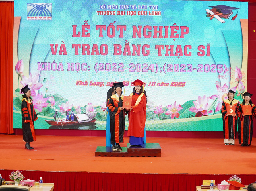 TS Vương Bảo Thy, Trưởng khoa Khoa học sức khỏe trao bằng tốt nghiệp cho các tân thạc sĩ. dhcl-trao-bang-ths-3.jpg