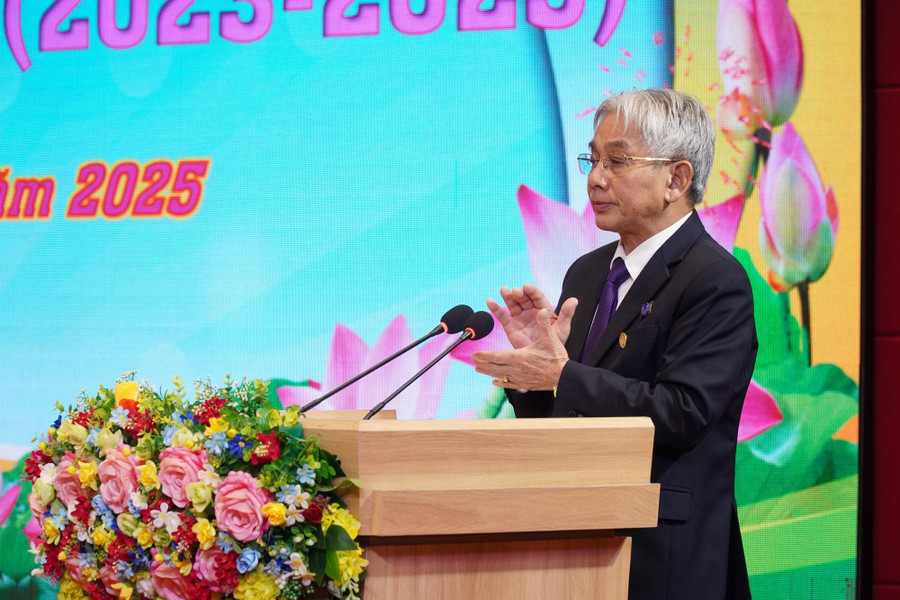 PGS.TS Lương Minh Cừ, Bí thư Đảng ủy, Hiệu trưởng Trường ĐH Cửu Long phát biểu tại buổi lễ. dhcl-trao-bang-ths-2.jpg