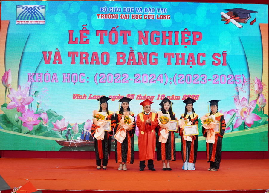 PGS.TS Lương Minh Cừ, Bí thư Đảng ủy, Hiệu trưởng Trường ĐH Cửu Long trao bằng và giấy khen cho tân thạc sĩ tốt nghiệp thủ khoa.