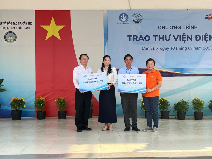 Đại diện Trường TH Thới Lai 1 và Trường THCS&THPT Thới Thạnh nhận bảng tượng trưng “Thư viện điện tử”.