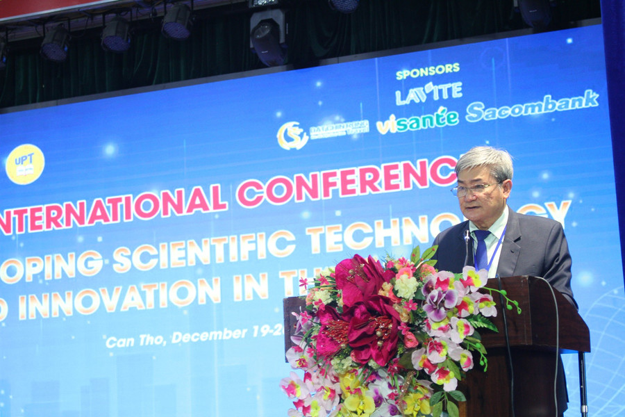 GS.TS Trần Công Luận, Hiệu trưởng Trường ĐH Tây Đô phát biểu khai mạc Hội nghị.