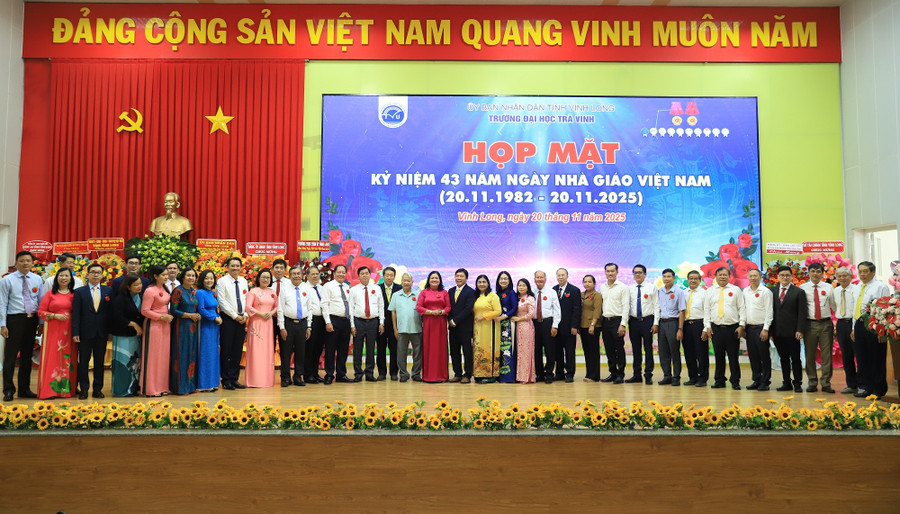 Lãnh đạo tỉnh Vĩnh Long và đại biểu dự Họp mặt kỷ niệm 43 năm Ngày Nhà giáo Việt Nam tại Trường ĐH Trà Vinh.