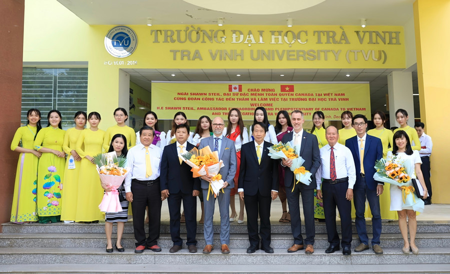 Lãnh đạo Trường ĐH Trà Vinh đón tiếp Ngài Đại sứ đặc mệnh toàn quyền Canada tại Việt Nam thăm và làm việc tại trường.