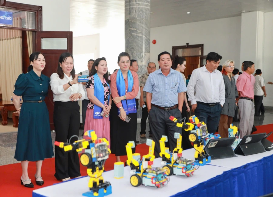 Cán bộ, giáo viên trải nghiệm ứng dụng AI, STEM, Robotics trong dạy và học.