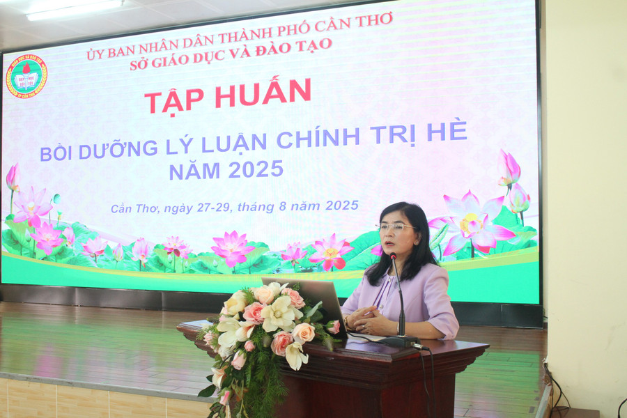 Bà Trần Thị Huyền, Quyền Giám đốc Sở GD&ĐT TP Cần Thơ phát biểu khai mạc tập huấn. can-tho-tap-huan-he-3.jpg