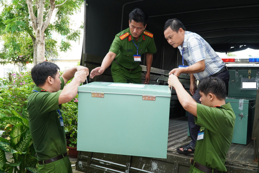 Lực lượng Công an TP Cần Thơ và Ban Chỉ đạo thi áp tải đề thi lên xe đặc chủng.