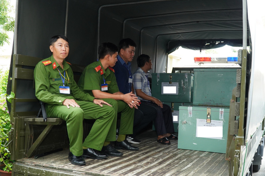 Trong quá trình vận chuyển đề thi, lực lượng Công an và thành viên Ban Chỉ đạo thi túc trực. can-tho-cong-an-ap-tai-de-thi-6.jpg