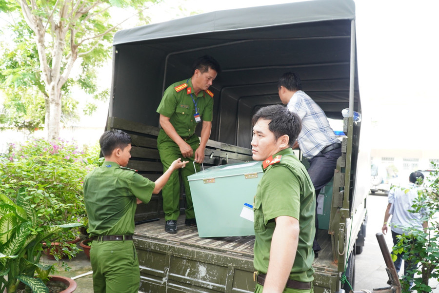 Đề thi được lực lượng Công an và Ban Chỉ đạo thi trực tiếp áp tải lên xe đặc chủng. can-tho-cong-an-ap-tai-de-thi-4.jpg