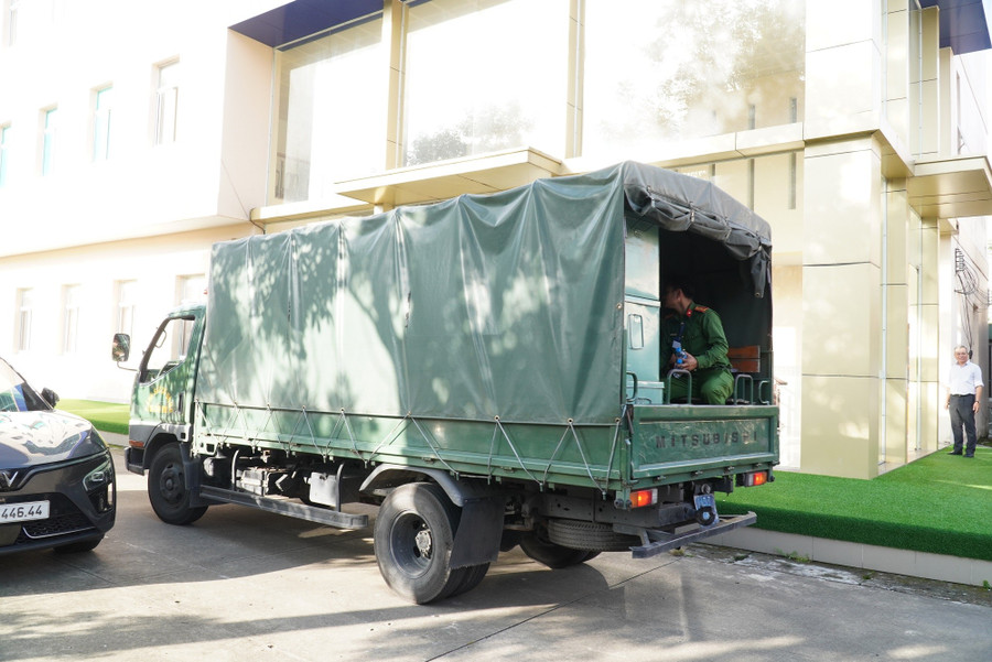 Trong quá trình áp tải đề thi, xe đặc chủng của lực lượng Cảnh sát cơ động chạy xuyên suốt, không dừng nghỉ dọc đường. can-tho-cong-an-ap-tai-de-thi-7.jpg