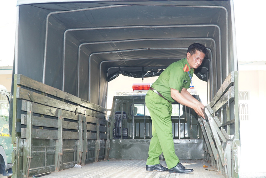 Sáng sớm 26/6, lực lượng Công an TP Cần Thơ điều xe đặc chủng của Cảnh sát cơ động làm nhiệm vụ áp tải đề thi. can-tho-cong-an-ap-tai-de-thi-2.jpg
