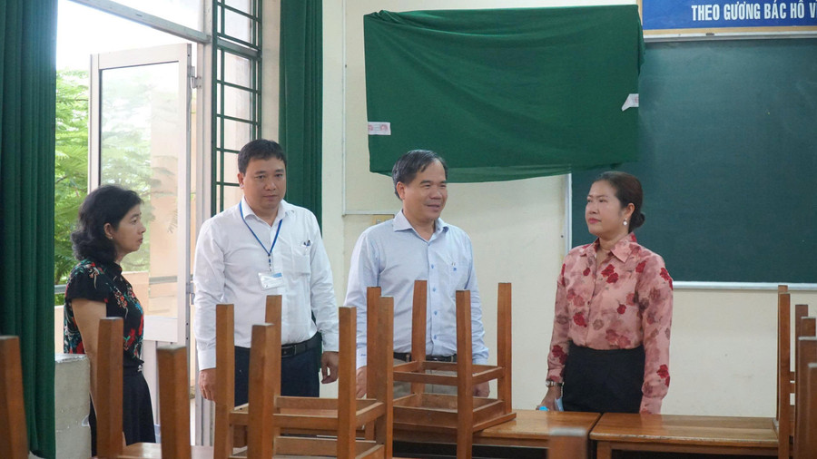 Bà Nguyễn Thị Ngọc Điệp, Phó Chủ tịch UBND thành phố, Trưởng BCĐ thi kiểm tra công tác chuẩn bị Kỳ thi tại Trường THPT Nguyễn Việt Hồng. 