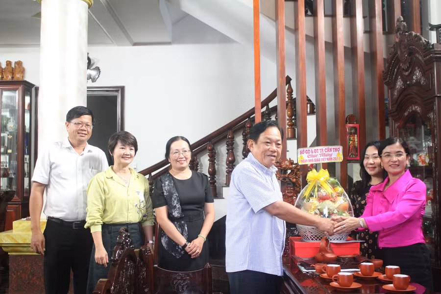 Lãnh đạo Sở GD&ĐT chúc mừng Ngày nhà giáo Việt Nam ông Tô Minh Giới, nguyên Giám đốc Sở GD&ĐT.