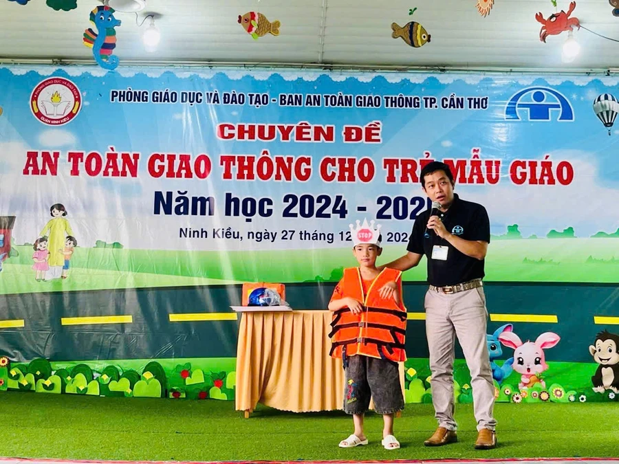 Trang bị kiến thức an toàn giao thông cho trẻ mầm non quận Ninh Kiều (TP Cần Thơ).