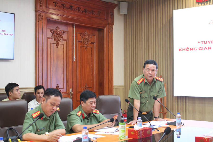 Thượng tá Nguyễn Hoàng Phúc, Trưởng Phòng An ninh chính trị nội bộ (Công an TP Cần Thơ) phát biểu tại Hội nghị. pho-bien-gd-phap-luat-4.jpg