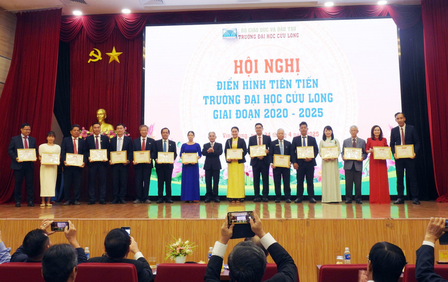 PGS.TS Lương Minh Cừ - Bí thư Đảng ủy, Hiệu trưởng Trường ĐH Cửu Long trao giấy khen cho tập thể xuất sắc phong trào thi đua giai đoạn 2020 - 2025.