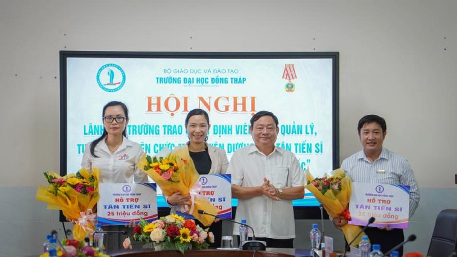 PGS.TS Hồ Văn Thống, Hiệu trưởng Trường ĐH Đồng Tháp trao hỗ trợ tân tiến sĩ vừa bảo vệ thành công luận án. truong-dh-dong-thap-tap-trung-nhan-luc-3.jpg