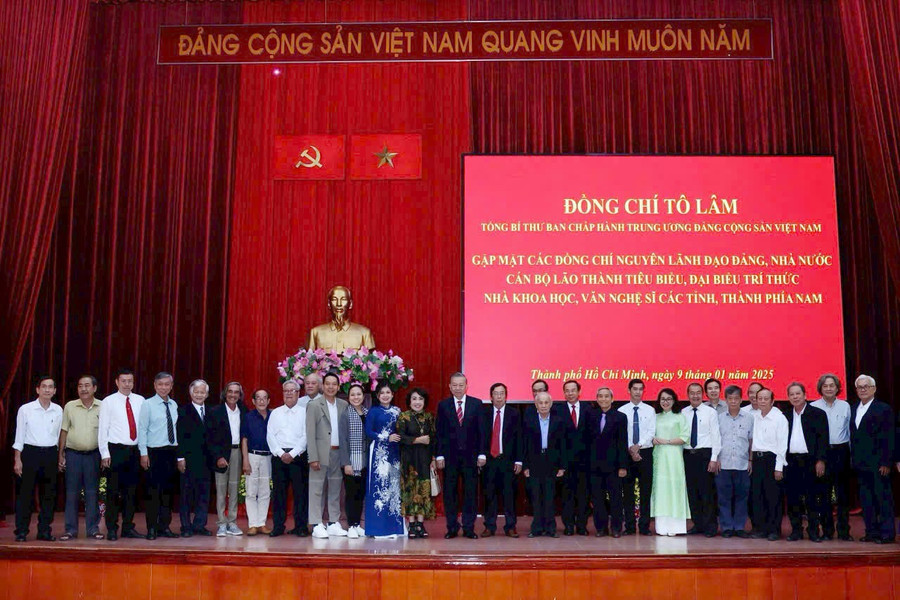 TS Trần Đức Tường (áo trắng, thứ 10 từ phải sang), giảng viên Trường ĐH Đồng Tháp tham dự buổi gặp gỡ đại biểu tri thức, nhà khoa học do Tổng Bí thư Tô Lâm chủ trì vào tháng 1/2025. truong-dh-dong-thap-tap-trung-nhan-luc-1.jpg