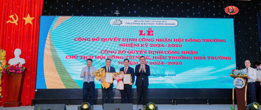Thứ trưởng Bộ GD&ĐT Nguyễn Văn Phúc trao quyết định công nhận và tặng hoa chúc mừng TS Nguyễn Văn Thành - Hiệu trưởng và TS Nguyễn Hữu Thọ - Chủ tịch Hội đồng trường. truong-dhkg-cong-bo-hdt-2.jpg