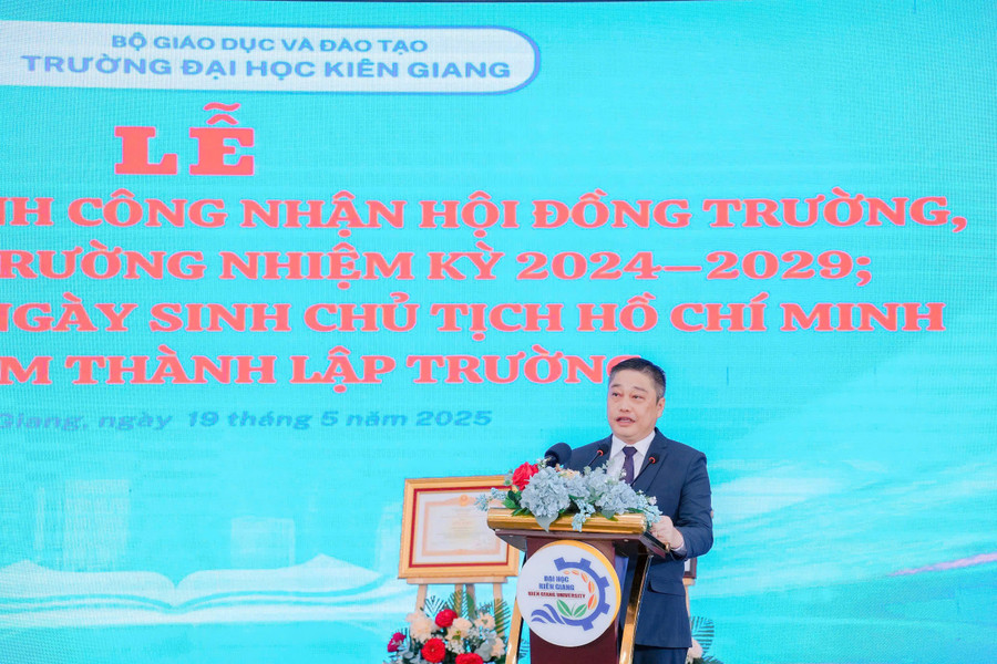 TS Nguyễn Hữu Thọ - Bí thư Đảng ủy, Chủ tịch Hội đồng trường phát biểu tại buổi lễ. truong-dhkg-cong-bo-hdt-5.jpg