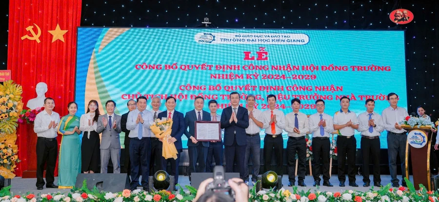 Thứ trưởng Nguyễn Văn Phúc trao quyết định công nhận Hội đồng Trường, nhiệm kỳ 2024 - 2029.