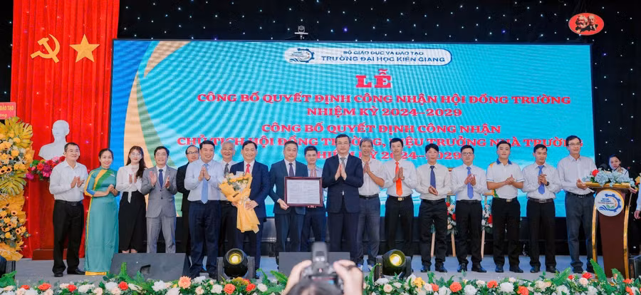 Thứ trưởng Nguyễn Văn Phúc trao quyết định công nhận Hội đồng Trường, nhiệm kỳ 2024 - 2029.