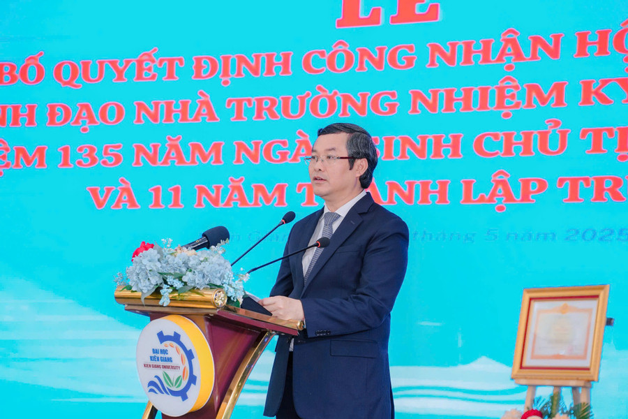Thứ trưởng Bộ GD&ĐT Nguyễn Văn Phúc phát biểu tại buổi lễ. truong-dhkg-cong-bo-hdt-4.jpg