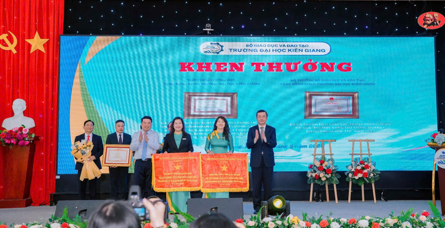 Trường ĐH Kiên Giang nhận Bằng khen của Thủ tướng Chính phủ và Bằng khen của Bộ trưởng Bộ GD&ĐT. truong-dhkg-cong-bo-hdt-6-3443.jpg