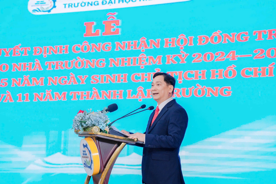 TS Nguyễn Văn Thành - Hiệu trưởng Trường ĐH Kiên Giang phát biểu tại buổi lễ. truong-dhkg-cong-bo-hdt-3.jpg