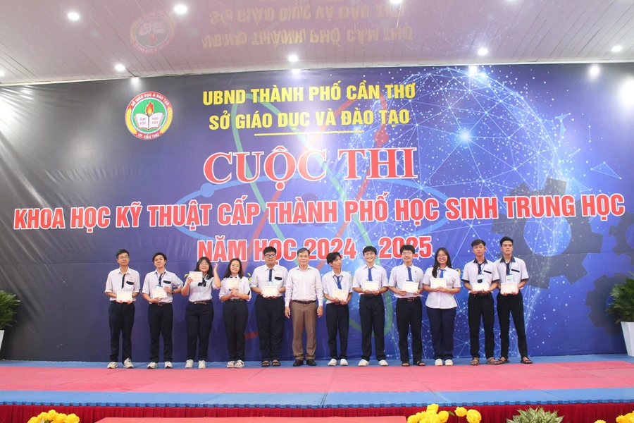 Ông Nguyễn Phúc Tăng, Phó Giám đốc Sở GD&ĐT TP Cần Thơ trao giải Nhất cho các thí sinh.