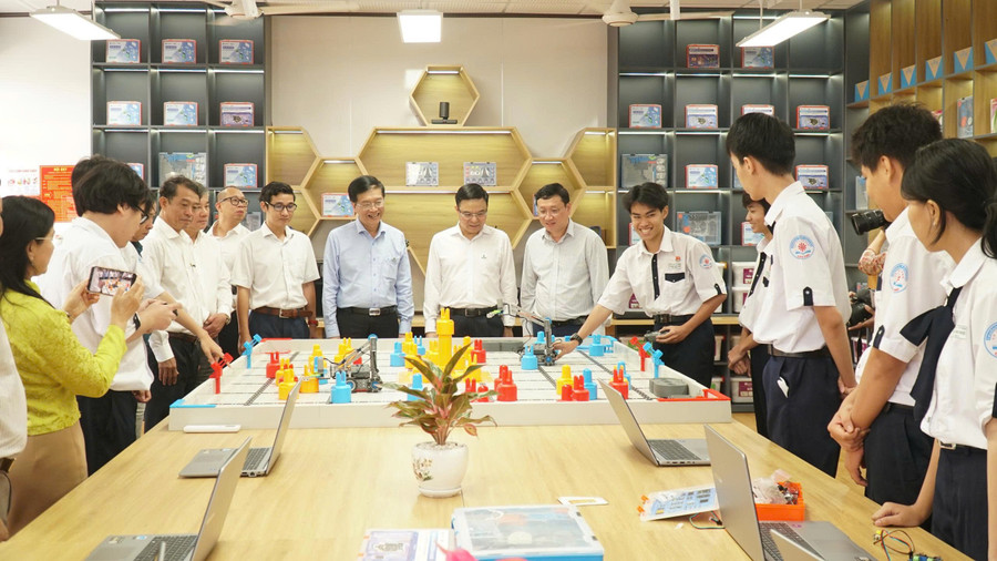 Đại biểu tham quan Phòng thực hành Giáo dục STEM tại Trường THPT chuyên Lý Tự Trọng.