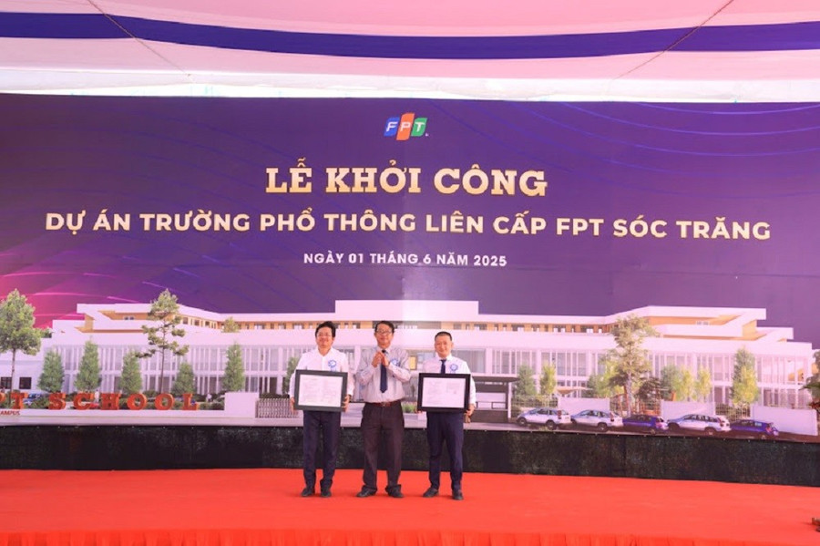 Lãnh đạo tỉnh Sóc Trăng trao giấy phép xây dựng trường Phổ thông liên cấp FPT Sóc Trăng. khoi-cong-fpt-soc-trang-2.jpg