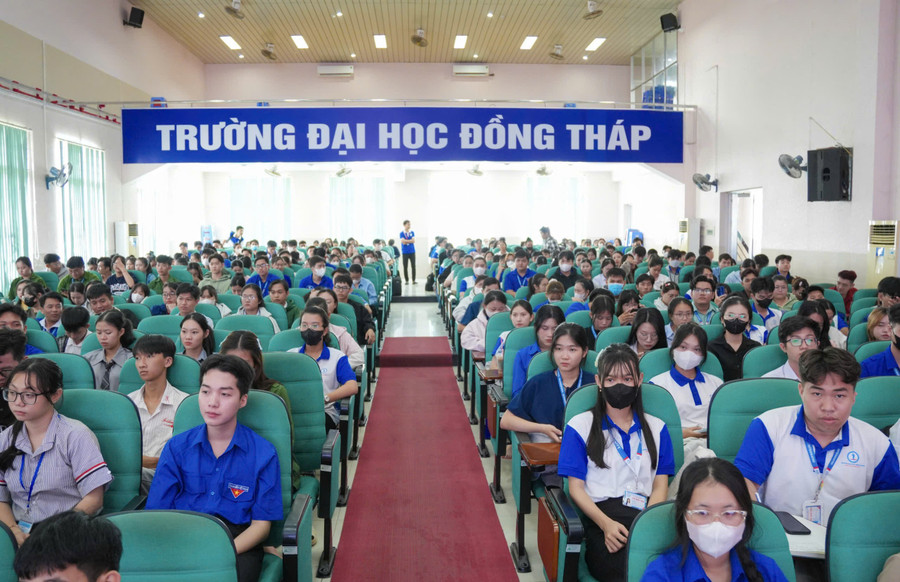 Sinh viên Trường ĐH Đồng Tháp tham gia chương trình gặp gỡ, tuyên truyền về phòng, chống tội phạm và các hình thức lừa đảo trên không gian mạng. dhdt-tuyen-truyen-3.jpg