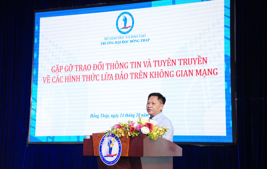 Lãnh đạo Trường ĐH Đồng Tháp chia sẻ tại chương trình gặp gỡ giữa sinh viên, tuyên truyền về phòng, chống tội phạm và các hình thức lừa đảo trên không gian mạng. dhdt-tuyen-truyen-2.jpg