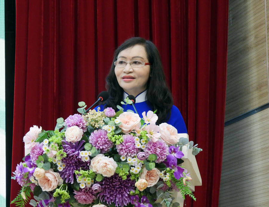TS Đặng Thị Ngọc Lan - Phó Hiệu trưởng Trường ĐH Cửu Long phát biểu tại buổi lễ. dhcl-trao-bang-duoc-si-2.jpg