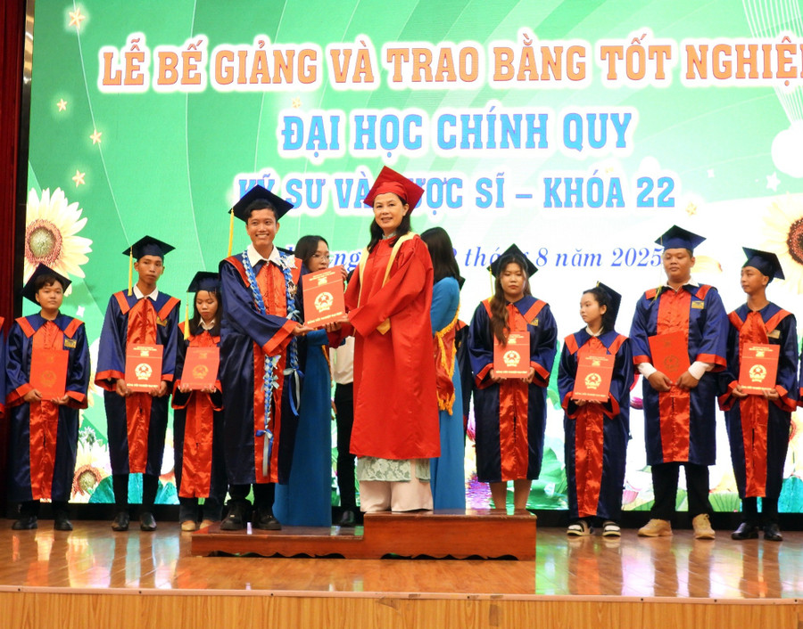 TS Nguyễn Kim Quyên - Trưởng khoa Nông nghiệp - Thủy sản trao bằng tốt nghiệp cho tân Kỹ sư. dhcl-trao-bang-duoc-si-5.jpg